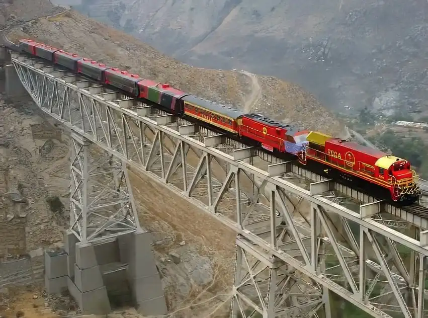 Tren macho de Huancayo a Huancavelica