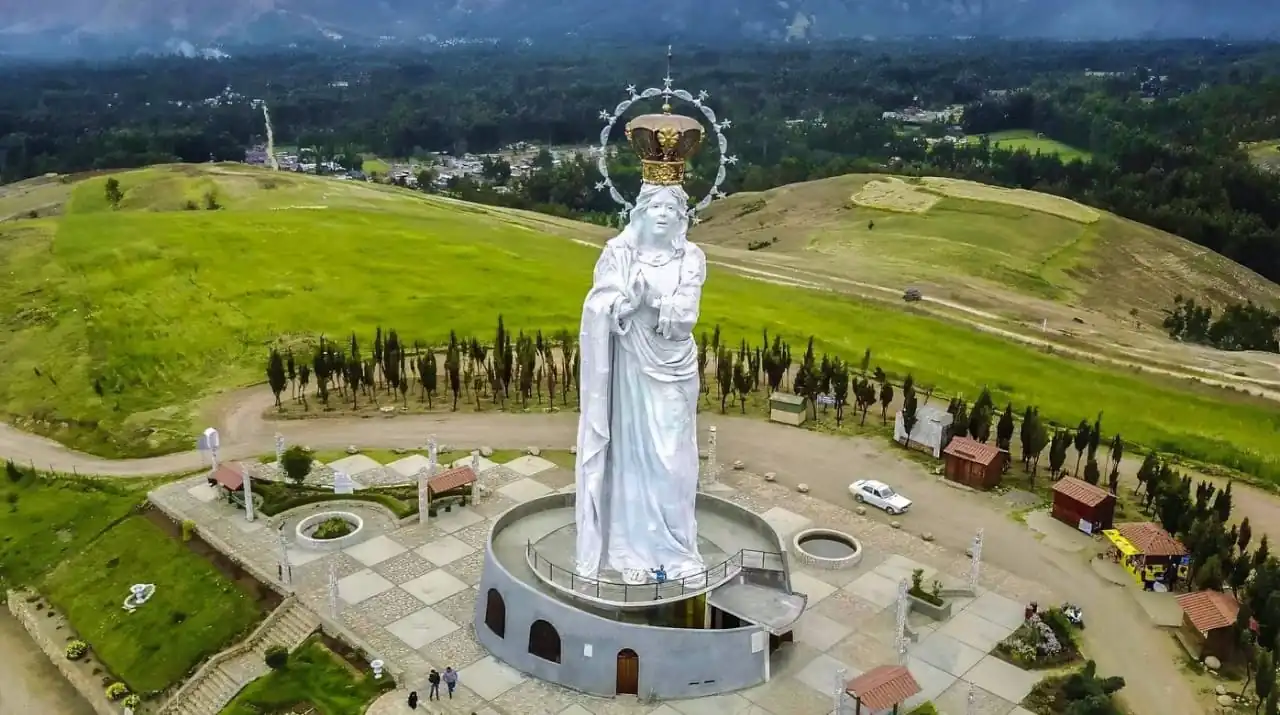 Virgen de la Inmaculada Concepción estatua